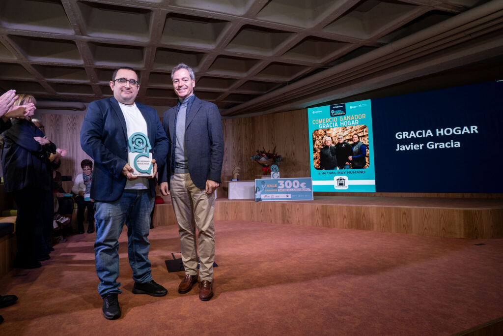 El responsable de Gracia Hogar, Javier Gracia, junto con el concejal de Comercio, César Barriada